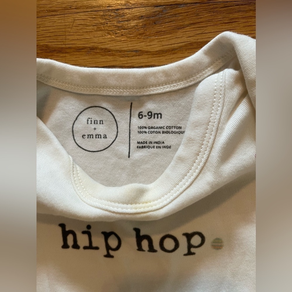 Finn + Emma | onesie | baby unisex 6-9mo - Picture 3 of 5